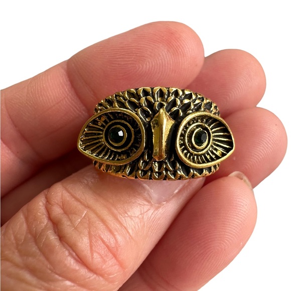 Gold Owl Face Ring with Green Jeweled Eyes - Picture 3 of 8